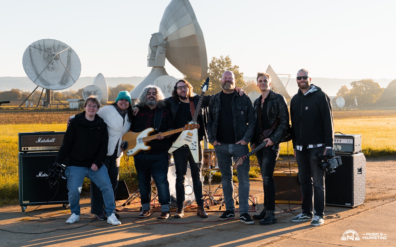 Band und Filmteam beim Outdoor-Musikvideodreh für Monomaniac in Raisting