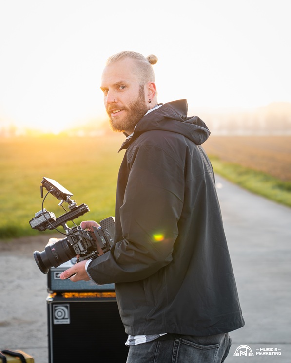 Veit Schlembach von Music & Marketing beim Dreh des Monomaniac-Musikvideos