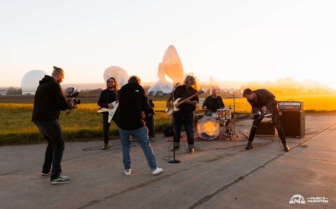 Band und Filmteam beim Outdoor-Musikvideodreh für Monomaniac in Raisting